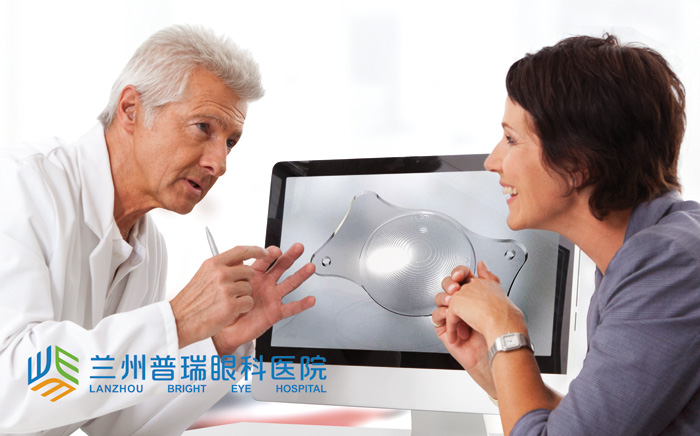三焦點晶體：看報、打球、看風景視力都很清晰